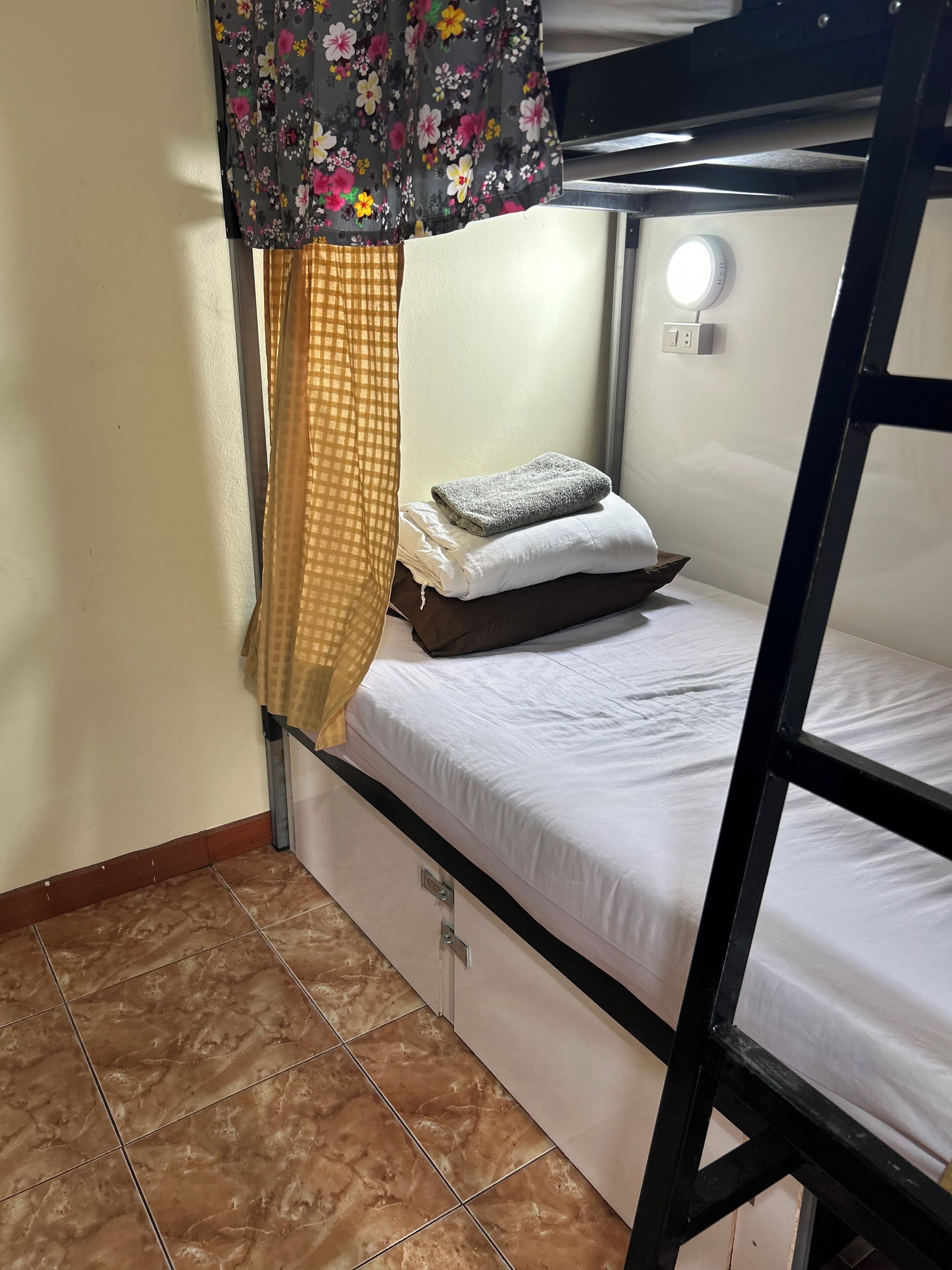 Basic Shared Dormitory | Free WiFi, bed sheets