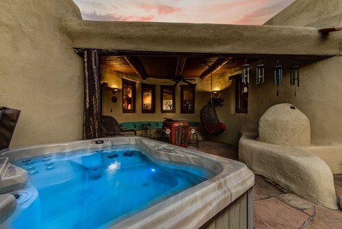 Custom Santa Fe Ranch Home + Casita with Hot Tub / Cave Creek Oasis sleeps 6