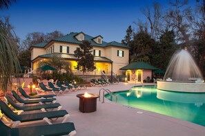 Outdoor pool - The Waterside Resort Townhouse Suites (Hilton Head Island)