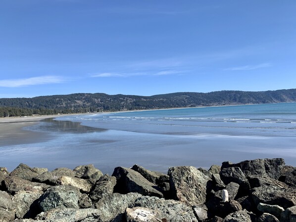 Beach nearby, sun-loungers, beach towels