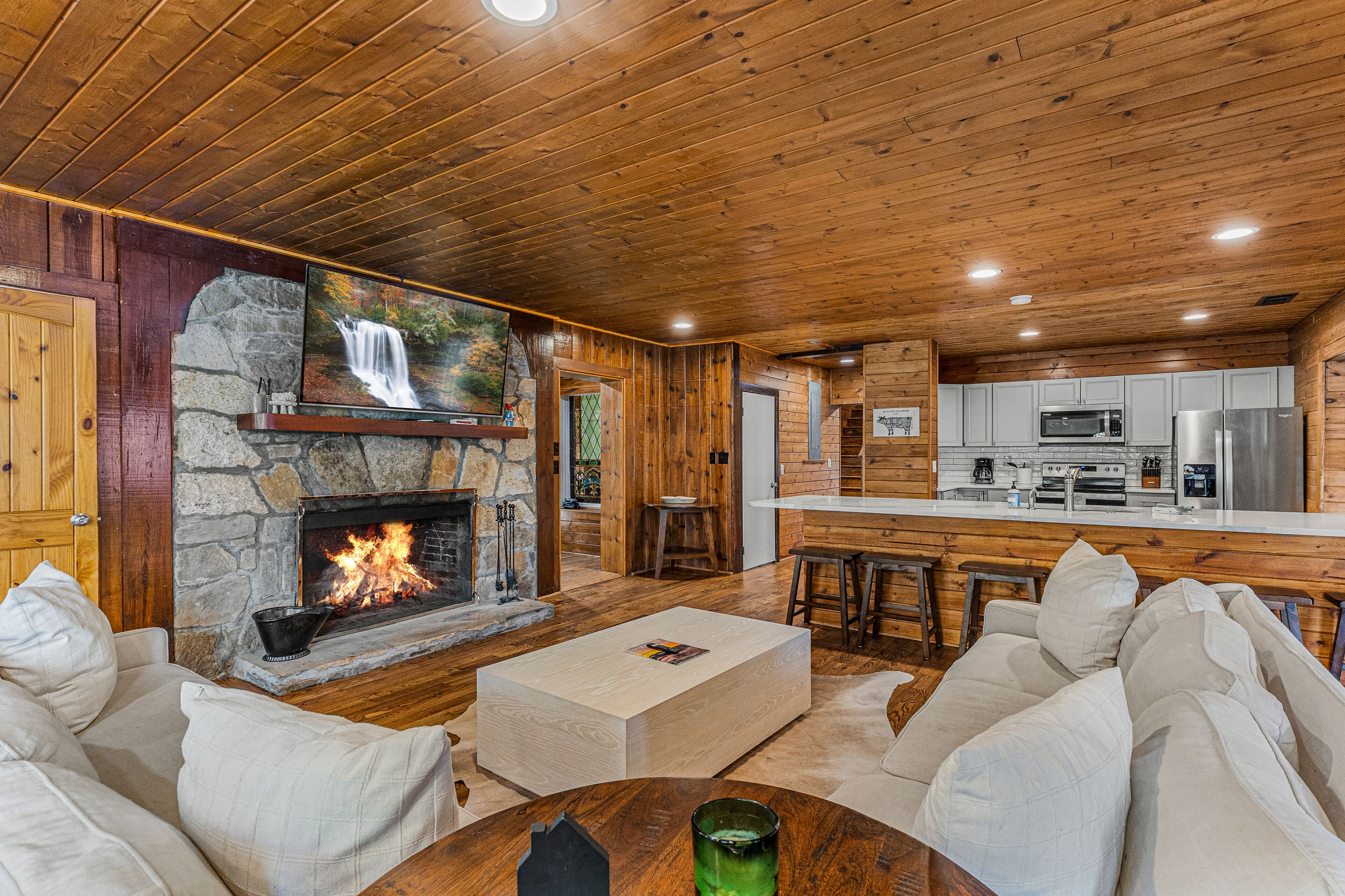 Beautiful Highlands Cabin 5 minutes to town!