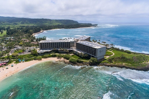 Una playa cerca, sillas reclinables de playa, toallas de playa
