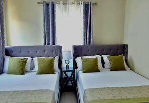 2 habitaciones, escritorio y tabla de planchar con plancha 