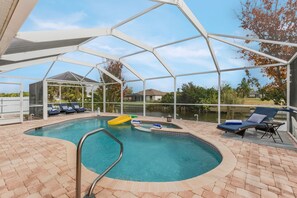 Een verwarmd zwembad