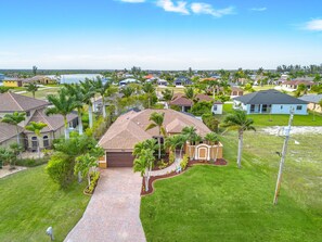 Exterior - Outdoor Pool Table and Ping Pong Table, Heated Pool - Villa Terrapin - Roelens Vacations (Cape Coral)