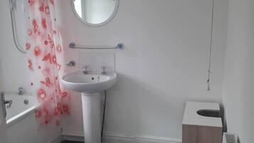 Combined shower/tub, hair dryer, towels