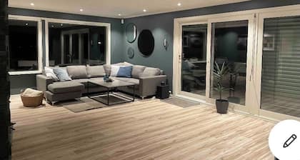 4 Bed Villa - Sleeps 11 - Pets - Parking - Wifi