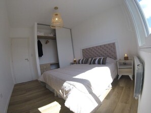 2 slaapkamers, een strijkplank/strijkijzer, gratis wifi, beddengoed