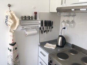 Fridge, microwave, oven, coffee/tea maker