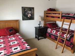 3 bedrooms, iron/ironing board, WiFi, bed sheets - Chalet w garage (Big Sky)