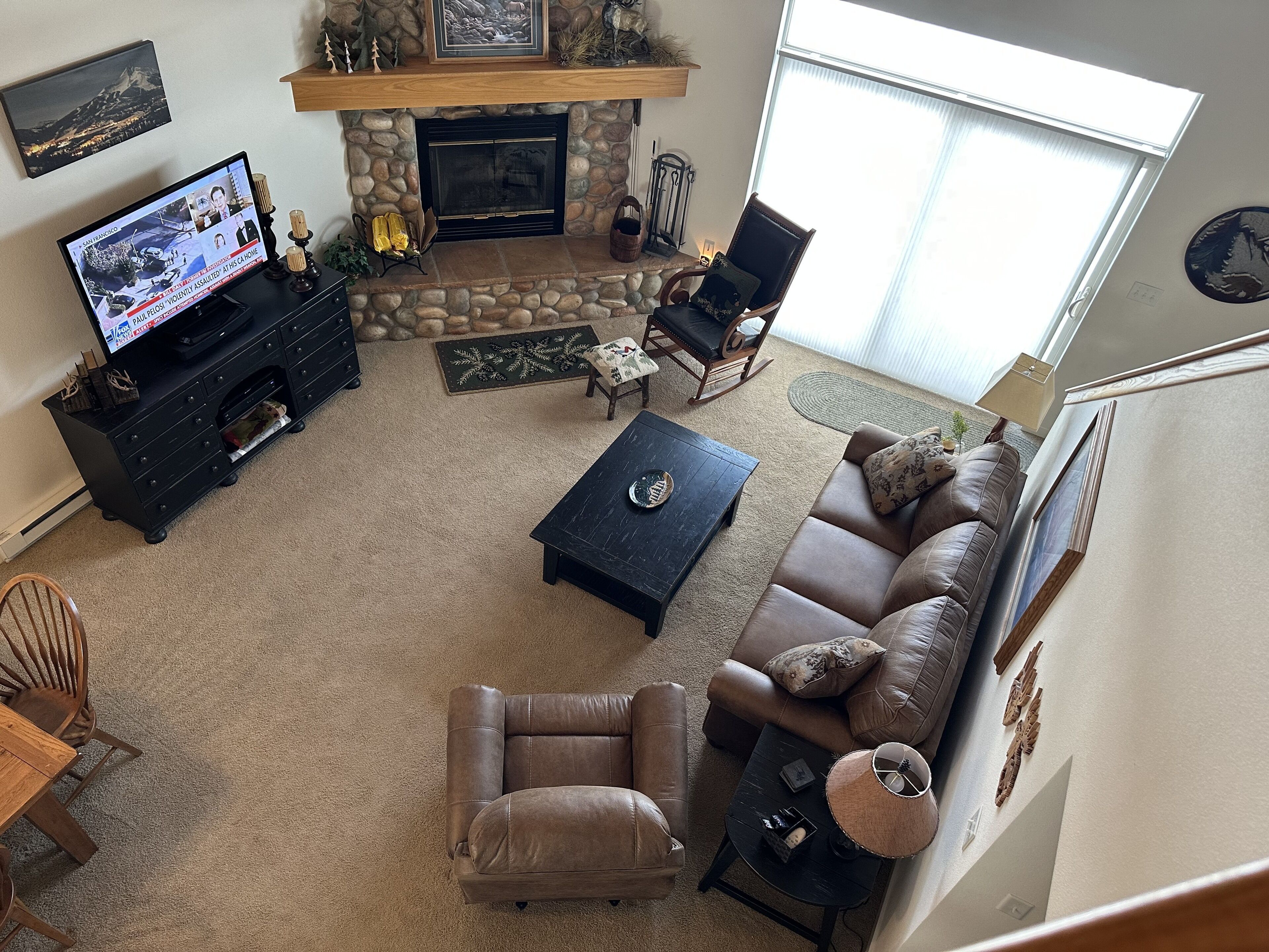 Televisie en een open haard