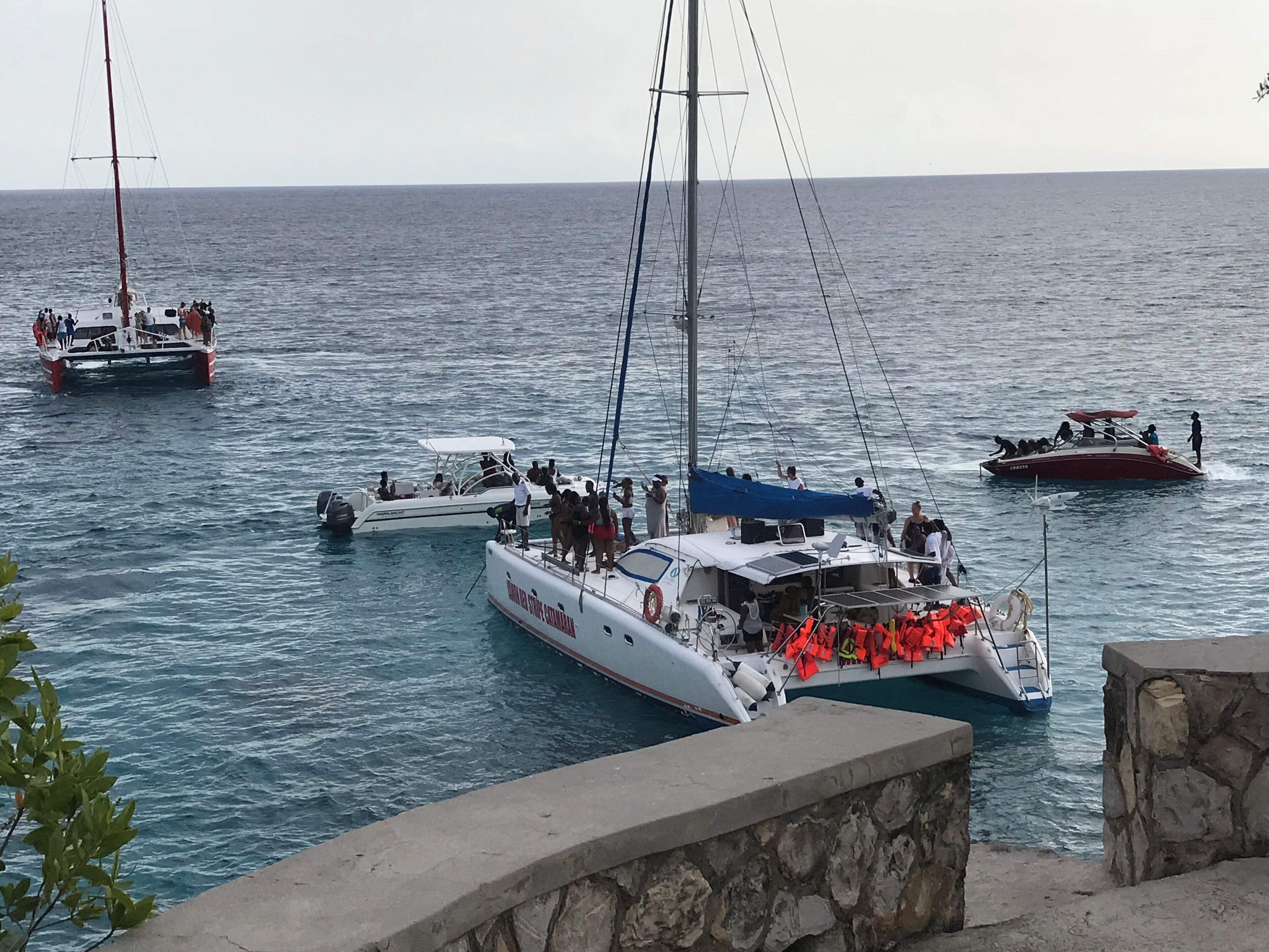 Ein Yachthafen mit mehreren Segelbooten.