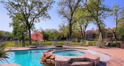 Guadalupe River Paradise! 2 Pools! 4 Hot Tubs!