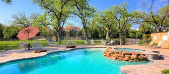 Guadalupe River Paradise! 2 Pools! 4 Hot Tubs!