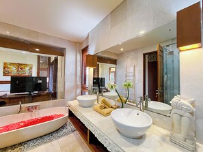 Combined shower/bathtub, rainfall showerhead, hair dryer, bathrobes - Alea Villa (Ungasan)