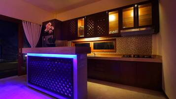 Refrigerador con freezer, microondas, placa de cocina, plancha de cocina