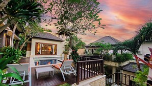 A tropical resort with a pool, outdoor seating, and a wooden deck. - Alea Villa (Ungasan)