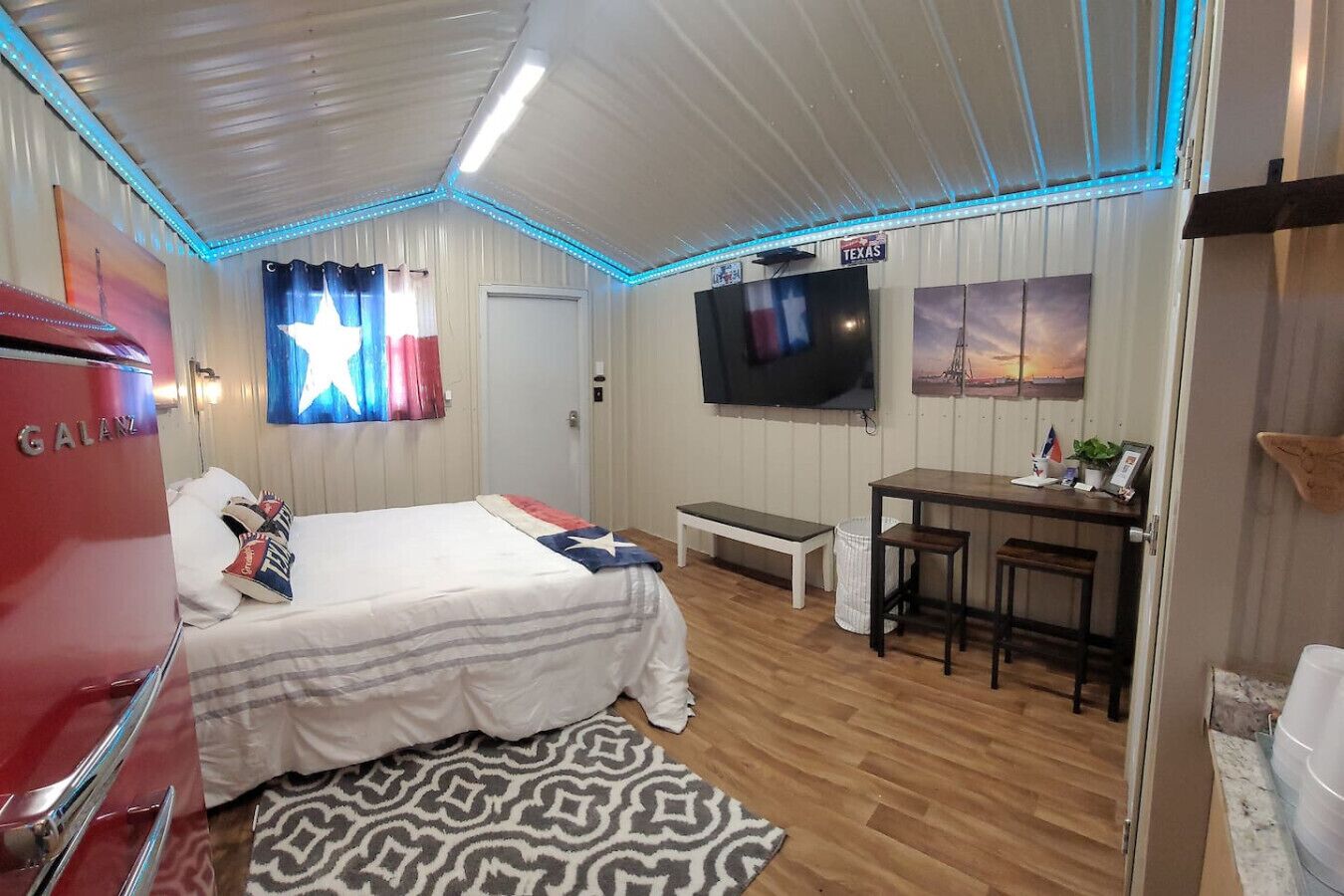 Een bureau, wifi, beddengoed