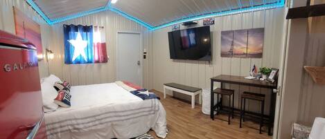 1 bedroom, desk, WiFi, bed sheets