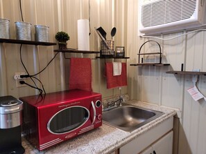 Køleskab, mikrobølgeovn, kaffe-/temaskine