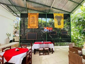 Breakfast and lunch served - Val Hotel (Quepos)