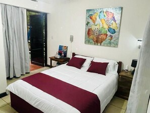 Executive Double Room, 1 Queen Bed, Accessible, Garden Area | Hypo-allergenic bedding, minibar, in-room safe, iron/ironing board - Val Hotel (Quepos)