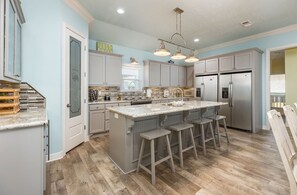 Køleskab, mikrobølgeovn, ovn, kogeplade