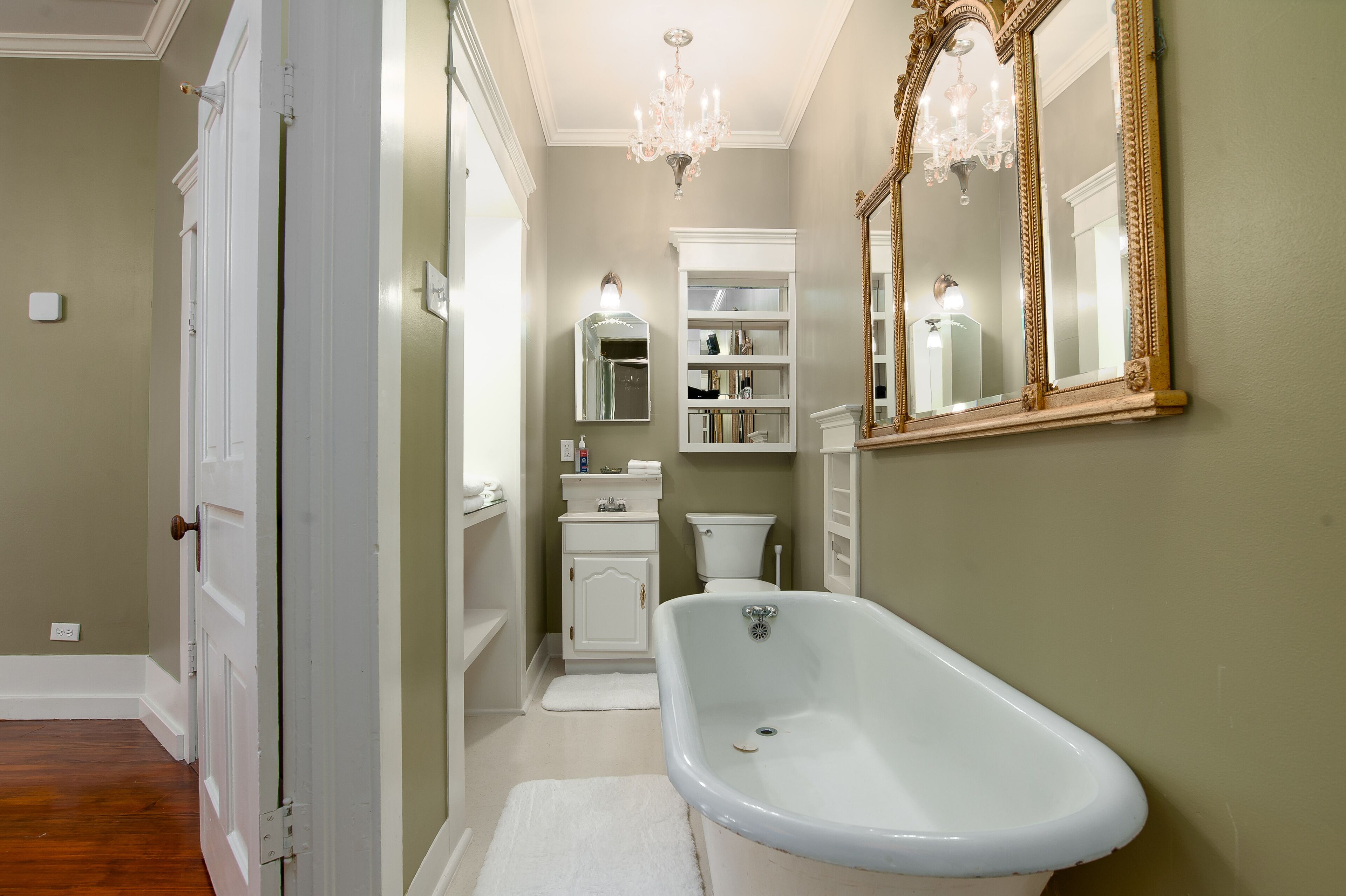 Habitación Deluxe | Baño | Ducha, artículos de higiene personal de diseño y secador de pelo