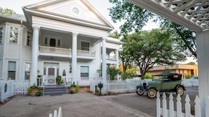 A historic white building with a porch, columns, and a white picket fence. - Oaklea Mansion Bed and Breakfast (Winnsboro)