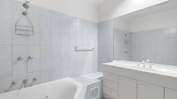 Internal Queen Room | Bathroom