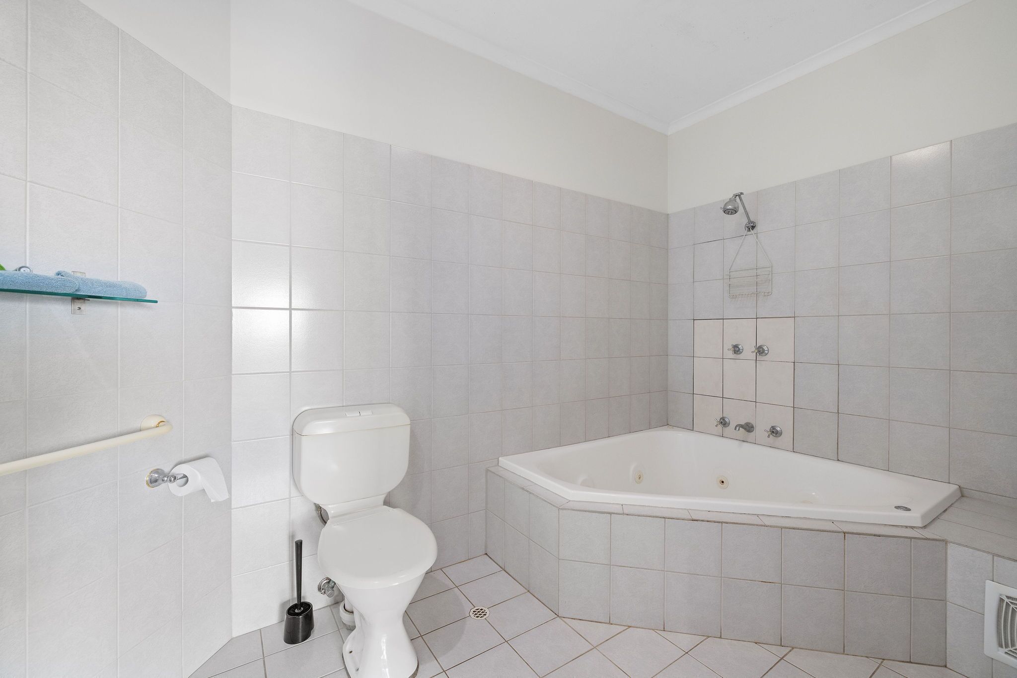 Une salle de bain équipée de toilettes, d’une baignoire et d’une douche.