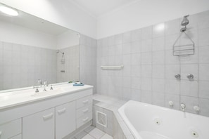 Internal Queen Room | Bathroom