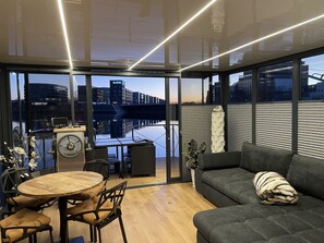 Comfort Condo | Living area | 42-inch Smart TV with digital channels, Netflix, first-run movies - Hausboot Lore (Duisburg)