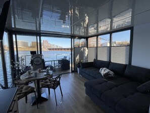 Leilighet – comfort | Oppholdsområde | Smart-TV, Netflix, premierefilmer og filmkjøp