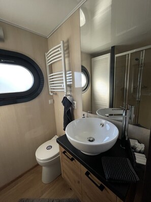 Condo conforto | Banheiro | Chuveiro, secador de cabelo, chinelos, toalhas de banho