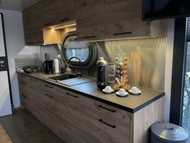 舒适公寓式客房 | 私人厨房 | 电热水壶、厨具/餐具