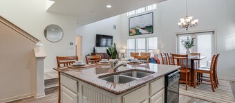 Golf course townhouse| Pool | NBTX Tubing Basecamp