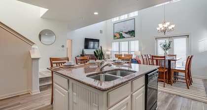 Golf course townhouse| Pool | NBTX Tubing Basecamp