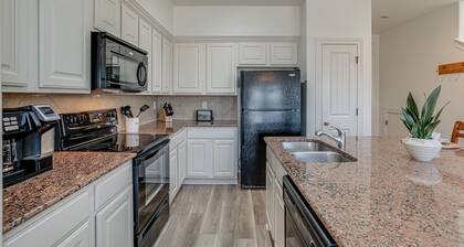 Stylish Condo on Golf Course, King Suite, Pool
