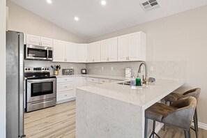 Fridge, microwave, oven, stovetop - Golf, Sun and Serenity: Your Relaxing Desert Escape Awaits! (Palm Desert)