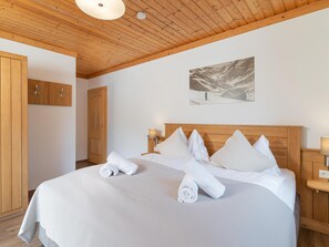 9 bedrooms, iron/ironing board, internet
