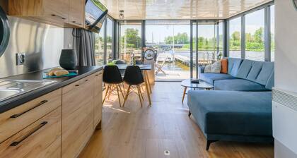 Houseboat with views from the roof terrace