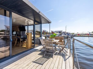 Outdoor dining - Houseboat with views from the roof terrace (Uitgeest)