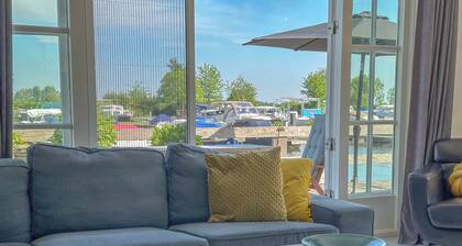 Beautiful villa right on the waterfront