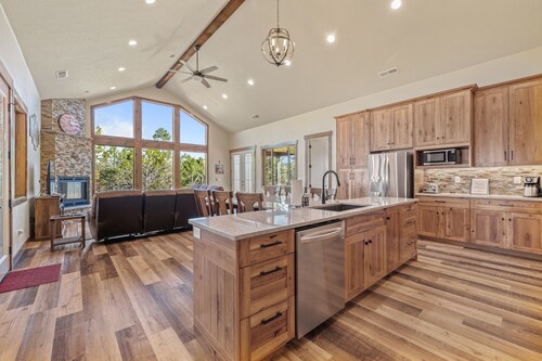 New luxury cabin bordering uncrowded East Zion! 3 king beds & en-suite bathrooms