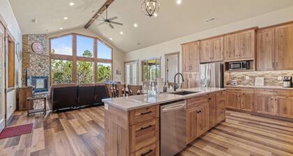 New luxury cabin bordering uncrowded East Zion! 3 king beds & en-suite bathrooms