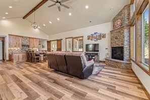 TV connectée, cheminée, lecteur de DVD