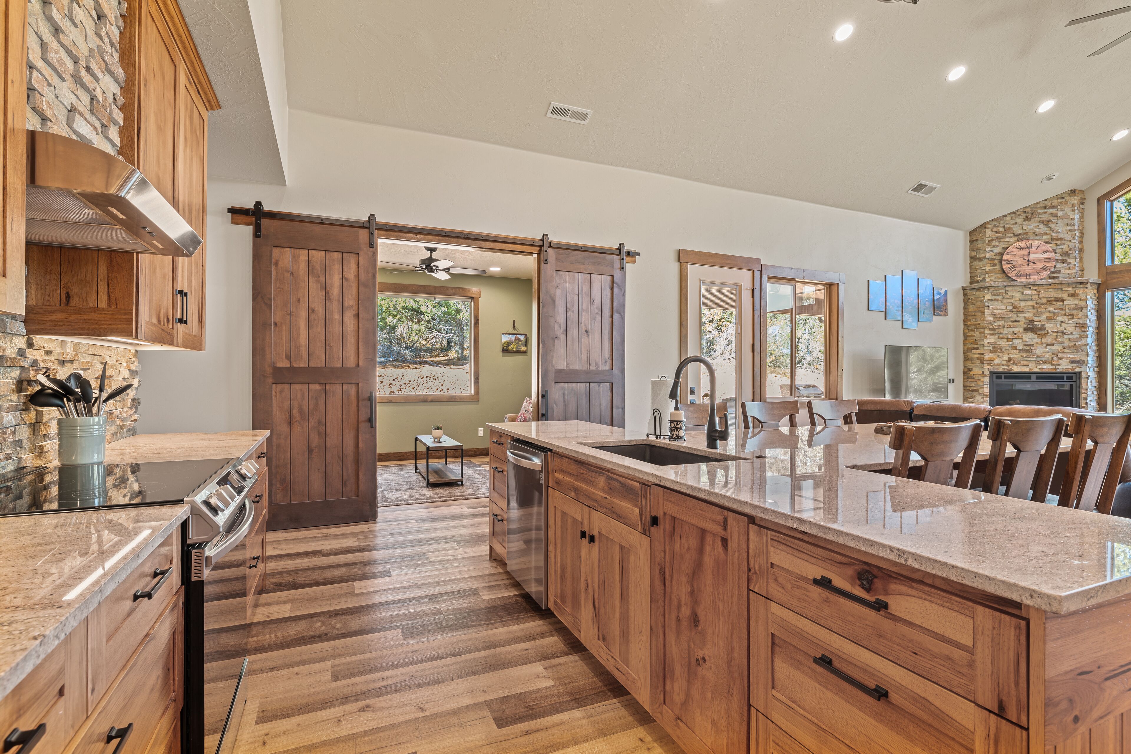 Frigorífic, microones, forn i placa de cuina 