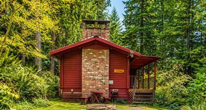 Cedar Cabin Near Mount Rainier, Cozy Forest Stay for 4