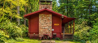 Cedar Cabin Near Mount Rainier, Cozy Forest Stay for 4